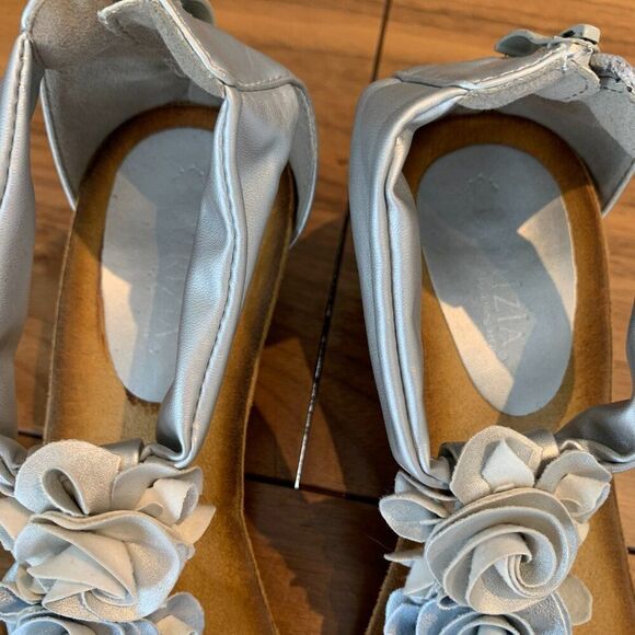Shoe/sandal, wedge heel, size 39 or 8, never worn, metallic silver, roses detail - Picture 7 of 16